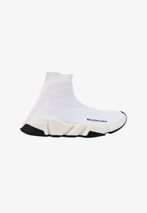 Baskets blanches style chaussette Balenciaga avec une tige élastique haute, une semelle épaisse texturée et un logo Balenciaga noir sur le côté.