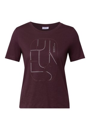 T-shirt bordeaux à manches courtes avec un col rond présentant un imprimé graphique en texte blanc qui dit : "CRÉER LA SENSATION DE LA NATURE."