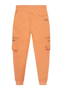 Orangene Cargo-Hosen aus weichem Stoff, mit zwei seitlichen Taschen mit Reißverschlüssen und elastischen Bündchen an den Knöcheln. Minimalistisches schwarzes Branding-Detail.