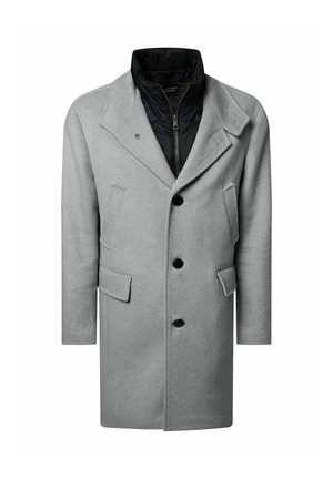 Grauer Wollmantel mit einem marineblauen, gesteppte Innenkragen, doppelreihiger Front und drei schwarzen Knöpfen; hat zwei seitliche Taschen.