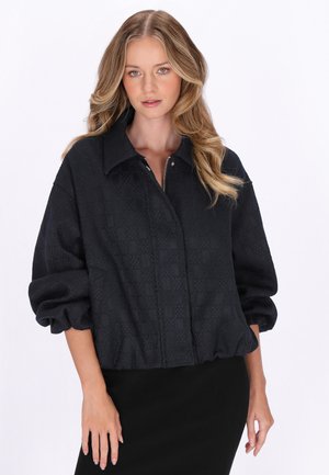 - Kurtka przejściowa