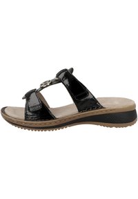 Sandal con tacco a zeppa in pelle sintetica lucida nera, dotato di due cinghie regolabili, un accento in argento e una suola testurizzata per una maggiore aderenza.