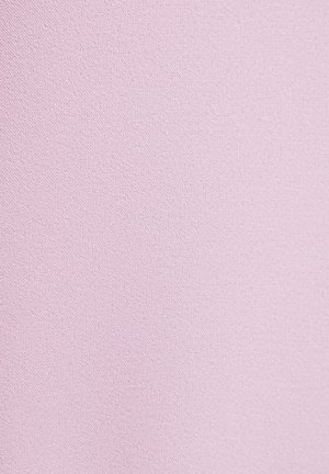 Lichtroze stoftextuur met een gladde, licht matte oppervlakte. De weving is dicht en uniform, zonder zichtbare patronen of accenten.