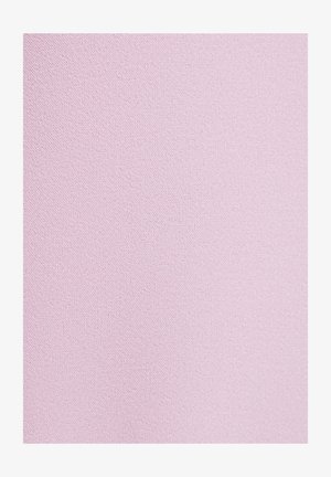 Lichtroze stoftextuur met een gladde, licht matte oppervlakte. De weving is dicht en uniform, zonder zichtbare patronen of accenten.