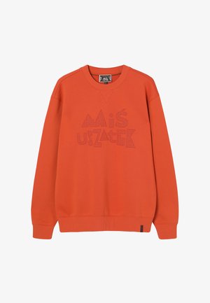 Oranssi ribbineuloksesta valmistettu collegepaita, jossa on V-kaula-aukko ja suuri painettu teksti kontrastiväreissä. Hihansuut ja helma ovat ribbineulosta.