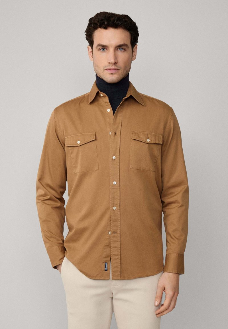 Bruine button-up shirt van katoen, met twee borstzakken, een kraag en een slim fit ontwerp. Draag het met een donkere coltrui eronder.