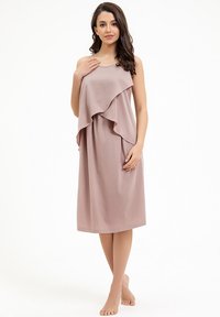 Sukienka bez rękawów w miękkim mauve'owym kolorze, z warstwowym krojem i długości do kolan. Posiada okrągły dekolt i luźny fason.