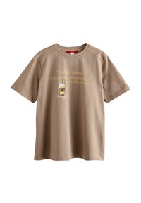 Brązowy t-shirt z bawełny z krótkim rękawem, z grafiką filiżanki kawy i cytatem w żółtym tekście, okrągły dekolt i luźny krój.