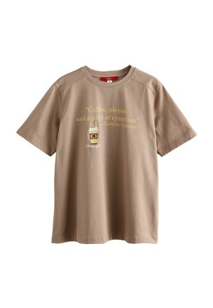 Braunes Baumwoll-T-Shirt mit kurzen Ärmeln, das ein Kaffeetassen-Motiv und einen Spruch in gelber Schrift zeigt. Rundhalsausschnitt und lockere Passform.