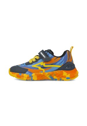 Zapatilla deportiva infantil con diseño de camuflaje en azul, naranja y amarillo, cordones amarillos y una tira de velcro negra sobre fondo blanco.