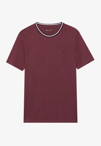 Camiseta de algodón burdeos de manga corta, con cuello redondo y ribetes a rayas contrastantes, y un pequeño logo bordado en el pecho.