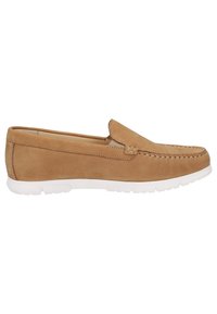 Mocassin en daim marron clair avec semelle en caoutchouc blanche, couture à l'avant de style mocassin et design à enfiler.