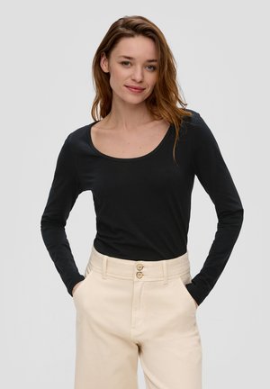 - Bluzka z długim rękawem