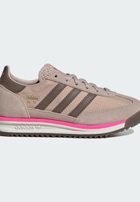 Světlé hnědé semišové a síťované tenisky s třemi tmavě hnědými pruhy, růžovými akcenty a bílou podrážkou. Na jazyku jsou texturované detaily.