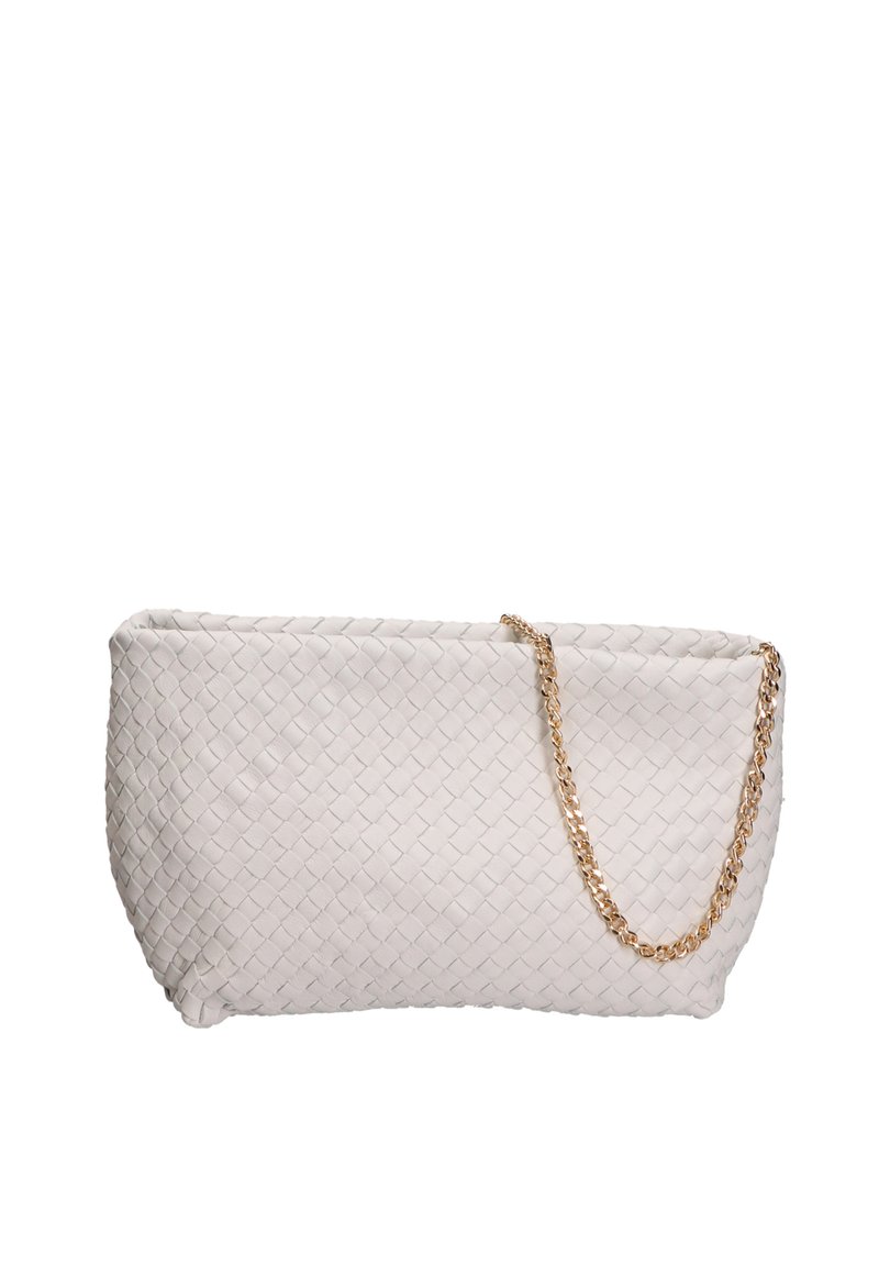 Borsa a tracolla in pelle bianca intrecciata con una struttura morbida, dotata di una tracolla in catena dorata e un bordo superiore leggermente arrotondato.