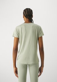 ASICS CORE TOP - Camiseta deportiva - olive grey