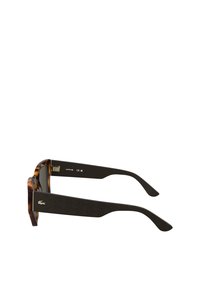Ochelari de soare cu rame groase și pătrate din tortoise shell, cu temple texturate negre care au un logo. Culoarea lentilelor nu este vizibilă. Margini curate.