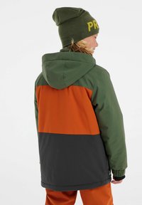 Farbblockierte Jacke in Grün, Orange und Schwarz, mit Kapuze, elastischen Bündchen und einem Logo auf dem Rücken der Mütze. Glatte Textur.