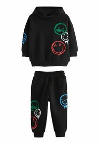 Sort hættetrøje og sweatpants sæt, prydet med farverige smileys i grøn, blå, rød og hvid. Fremstillet af blødt stof med elastisk talje.