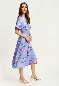 Liquorish MIDI ABSTRACT ZEBRA PRINT WITH DETAIL - Day dress - lilac
