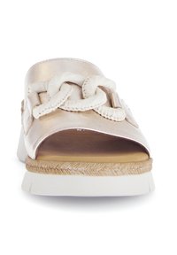 Metalická zlatá skluzná sandal s detailním tkaným páskem, otevřenou špičkou a silnou bílou platformou se jutovým akcentem podél okraje.