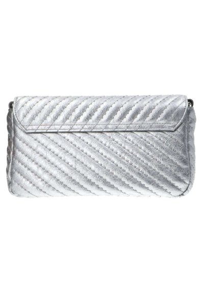 Clutch bag metallica argentata con motivo diagonale trapuntato, dotata di chiusura a pattina e superficie liscia. Forma rettangolare compatta.