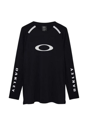 Camiseta negra de manga larga de Oakley con logo blanco en el pecho y texto "OAKLEY" en ambas mangas, dos rayas blancas cerca de los hombros.