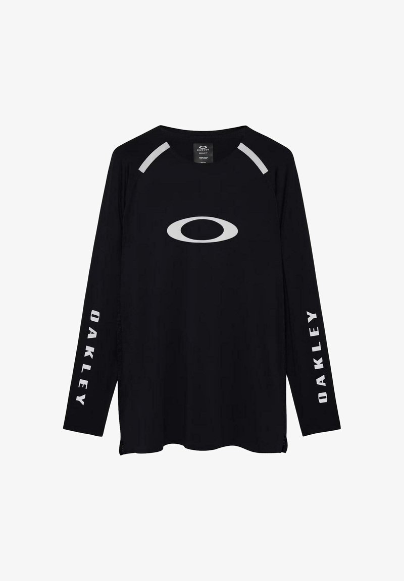 Camiseta negra de manga larga de Oakley con logo blanco en el pecho y texto "OAKLEY" en ambas mangas, dos rayas blancas cerca de los hombros.