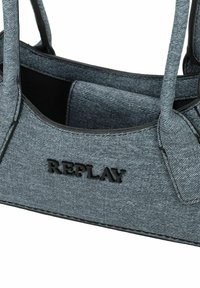 Jasnoniebieska torebka z denimu o teksturze, z dwoma uchwytami i czarnym logo "REPLAY" na przednim panelu.