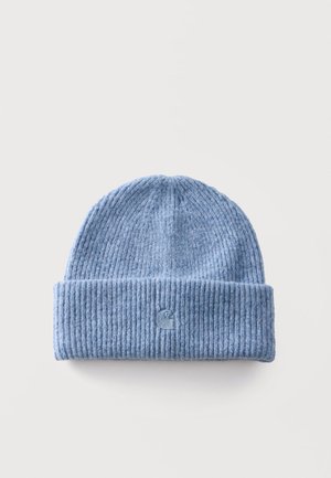 Hellblauer, gerippter Strick-Beanie mit umgeschlagenem Bündchen und kleinem gesticktem Logo vorne in der Mitte.