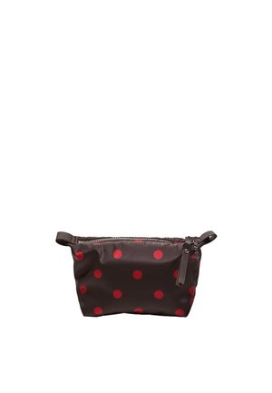 Malá obdĺžniková hnedá taštička s červenými bodkami, so zipsovým zatváraním a látkovým ťahákom na bielom pozadí.