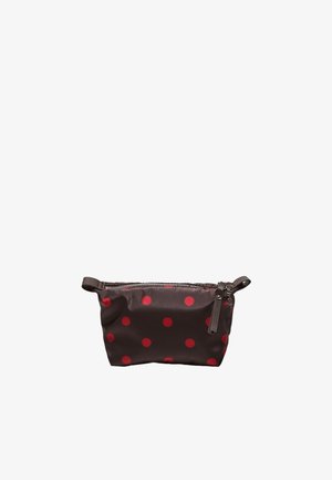 Piccola borsetta rettangolare marrone con pois rossi, chiusura con cerniera e linguetta in tessuto su sfondo bianco.