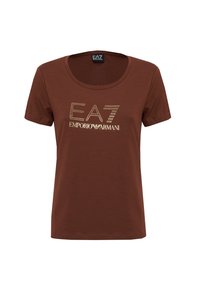 T-shirt in cotone marrone con scollatura rotonda, caratterizzato da un design del logo con borchie dorate che recita "EA7 EMPORIO ARMANI." Maniche corte.