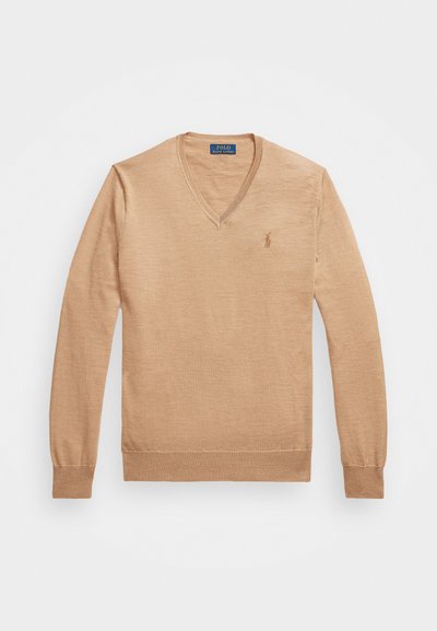 Pull léger beige à col en V avec des manches longues, fabriqué en tissu tricoté fin. Finitions en bord-côte au niveau des poignets et un petit logo brodé sur la poitrine.