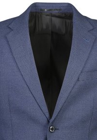 Niebieski blazer o teksturowanej powierzchni z kołnierzykiem w kształcie litery "notch", pojedynczym zapięciem na guzik oraz czarną satynową podszewką. Zawiera przednią kieszeń i wykonany jest z lekkiego materiału.