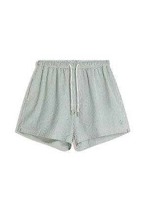 Shorts à rayures verticales grises claires et blanches avec ceinture élastique et cordon blanc, à plat sur fond blanc.