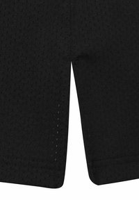 Shorts de sport en mesh noirs avec un tissu respirant, une taille élastique et des ourlets cousus. Conçus pour le confort et la mobilité.