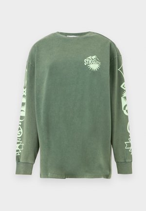 Olijfgroene katoenen t-shirt met lange mouwen en een ronde hals; heeft een lichtgroen logo en verschillende grafische patronen op de mouwen.