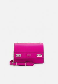 Borsa a tracolla Guess di un brillante colore rosa con tracolla a catena argentata, dettagli con fibbia argentata e logo frontale su uno sfondo bianco pulito.
