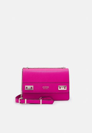 Klarr rosa Guess crossbody-väska med silverkedja, silverdetaljer och logotyp framtill på en ren vit bakgrund.