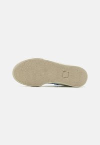 Sål i beige gummi med teksturert overflate; har en rund form og flat design for grep. Ingen synlig merking eller fargeaksenter.