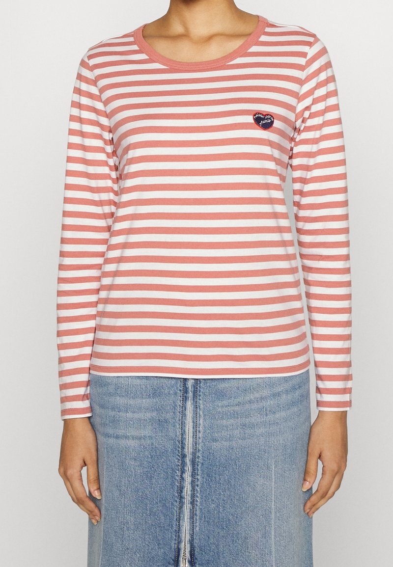 Langärmliges T-Shirt in Koralle und weißen Streifen, Rundhalsausschnitt, mit einem kleinen gestickten Herzdetail auf der Brust. Material aus Baumwollmischung.