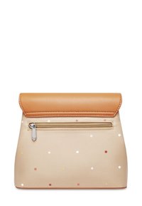 Hnědo-beige taška s hladkým povrchem, která má překlopnou klopu, zipovou kapsu a barevné puntíky v broskvové, bílé a zlaté barvě.