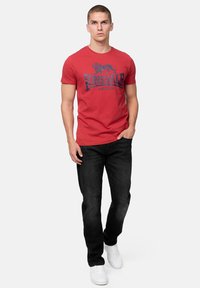 Lonsdale SILVERHILL - Tricou cu imprimeu - dark red/navy