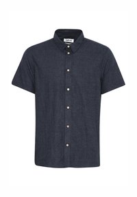 Camisa de manga corta azul oscuro hecha de una tela texturizada, con cuello y botones de color claro en la parte delantera.