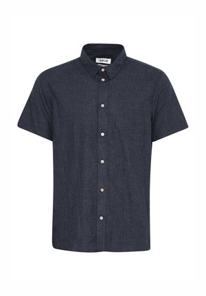 Tamsiai mėlyna trumpomis rankovėmis marškinėliai, pagaminti iš tekstūruotos medžiagos, su apykakle ir šviesios spalvos mygtukais priekyje.