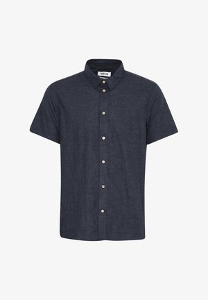 Tamsiai mėlyna trumpomis rankovėmis marškinėliai, pagaminti iš tekstūruotos medžiagos, su apykakle ir šviesios spalvos mygtukais priekyje.