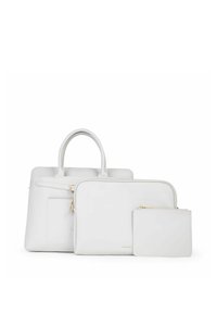 Set di borse in pelle bianca che include una borsa a spalla con due manici, una custodia imbottita per laptop e una piccola pochette con zip. Texture liscia, design minimalista.