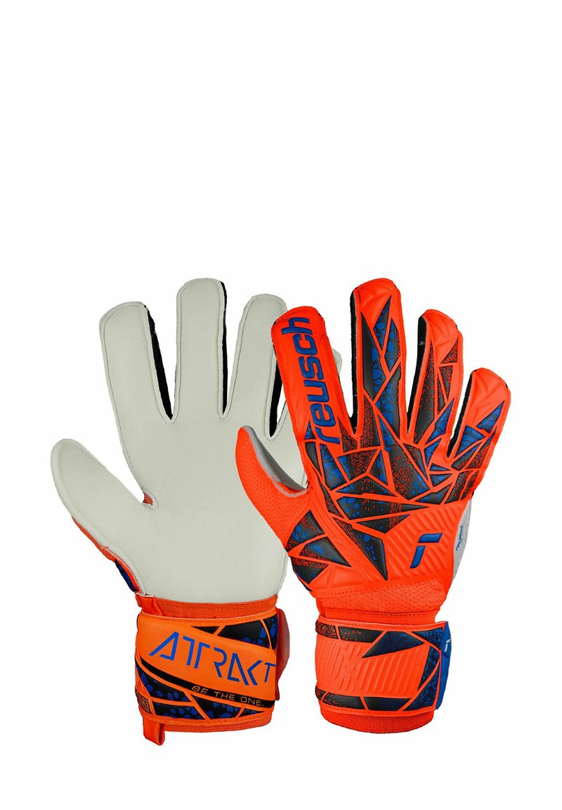 Guanti da portiere con un vivace design geometrico arancione e nero, palmi grigi lisci e cinturini regolabili per i polsi. Testo "ATRAKT" ben in vista.
