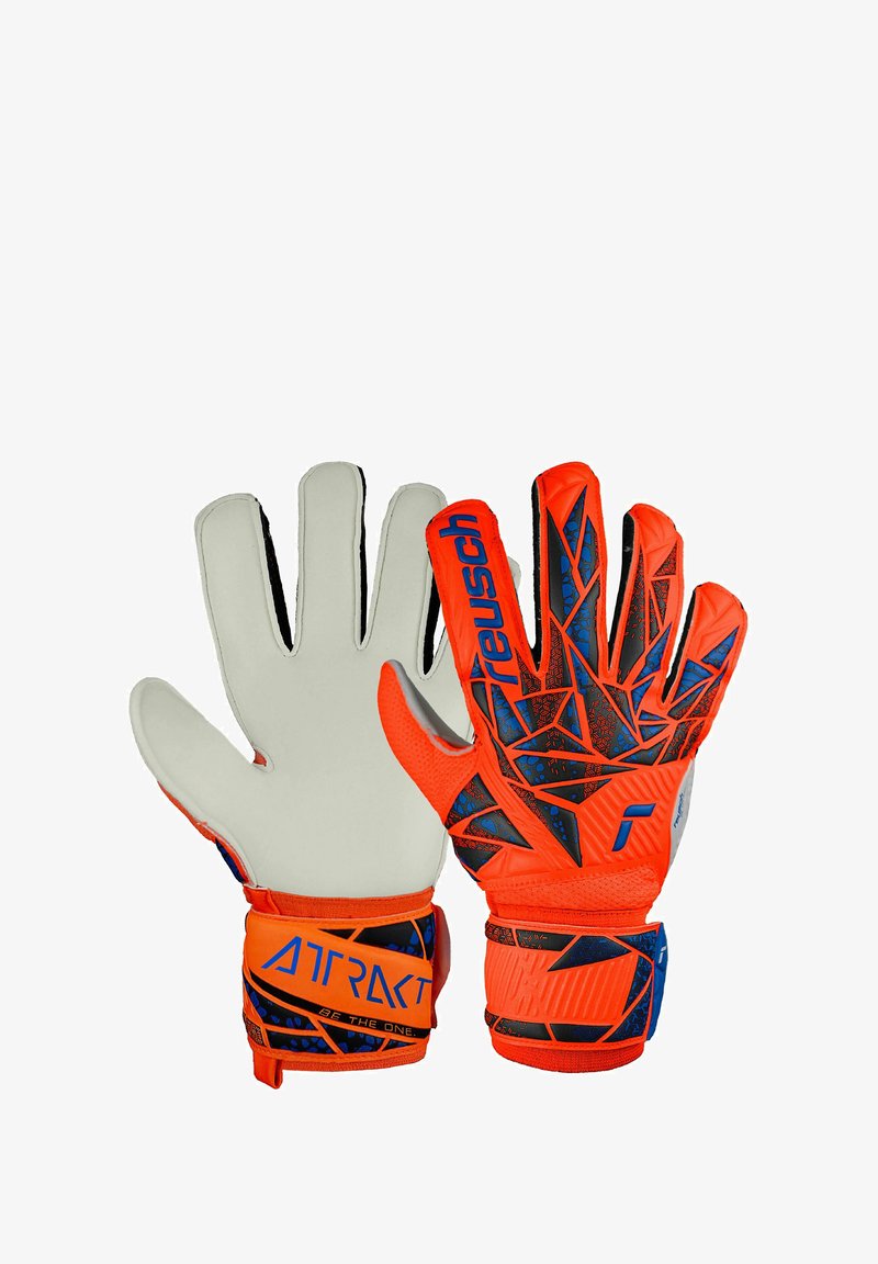 Guanti da portiere con un vivace design geometrico arancione e nero, palmi grigi lisci e cinturini regolabili per i polsi. Testo "ATRAKT" ben in vista.